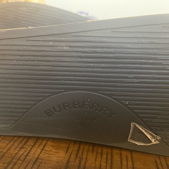 Burberry Men's Black and Tan Slides - Picture 8 of 9